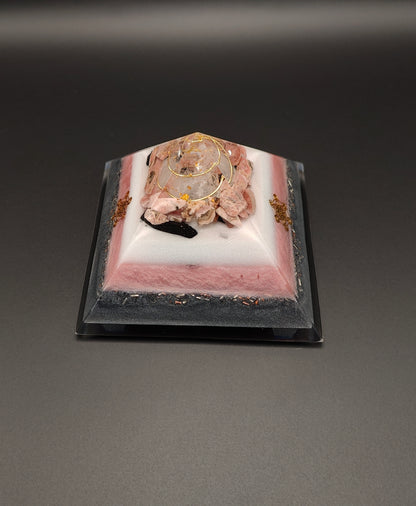 8-seitige Pyramide mit Rhodocrosit