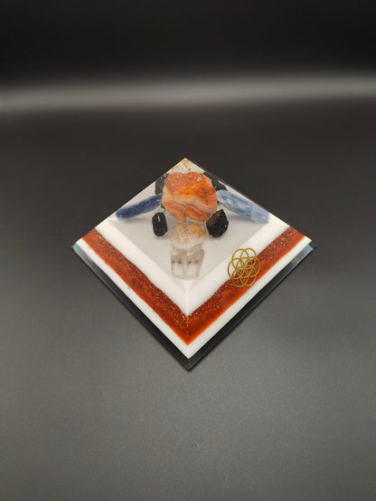 Pyramide in edlem weiß/rostrot