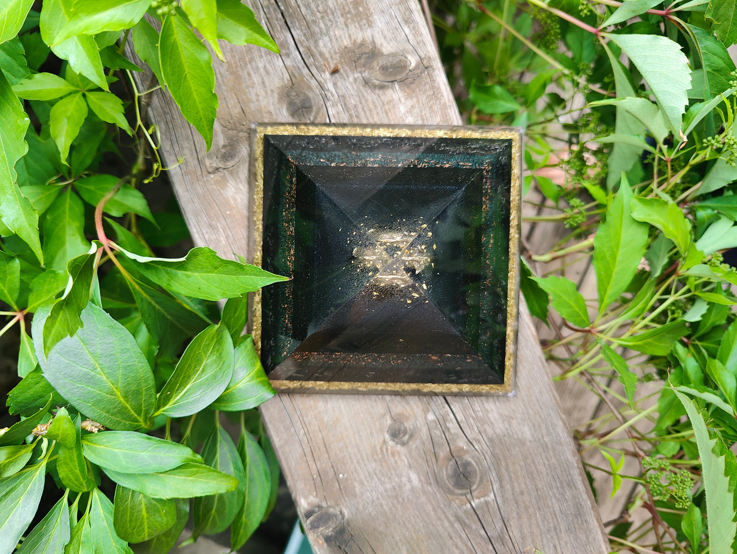 Pyramide mit Strahlenschutz
