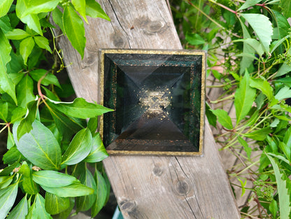 Pyramide mit Strahlenschutz