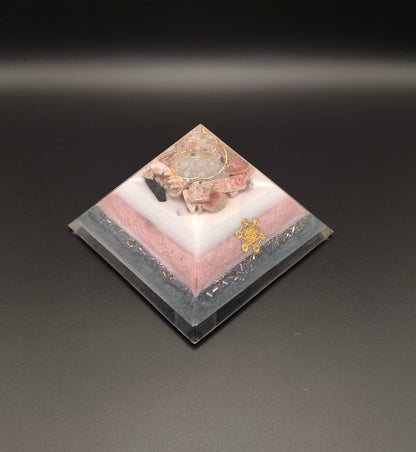 8-seitige Pyramide mit Rhodocrosit