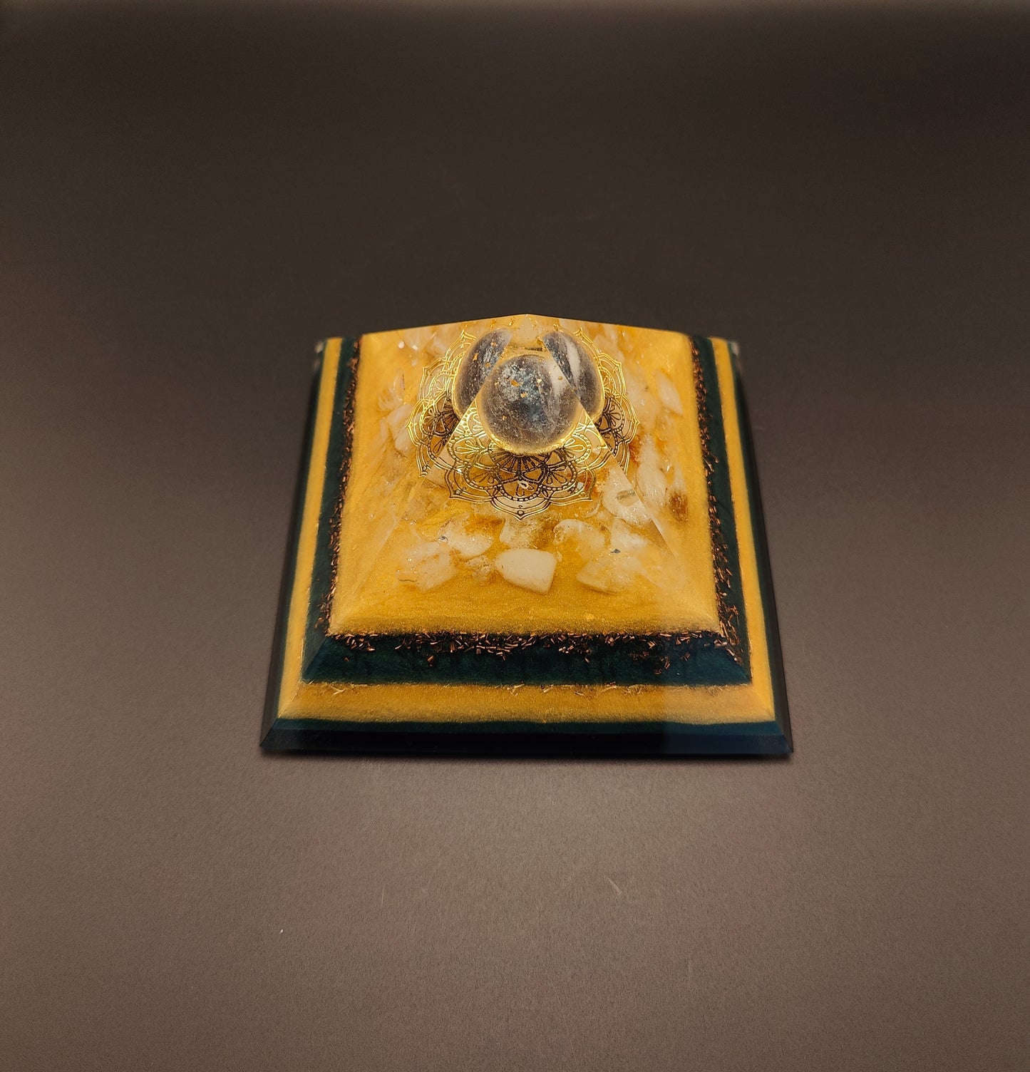 Pyramide ganz in Grün und Gold