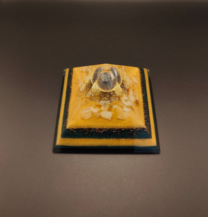 Pyramide ganz in Grün und Gold