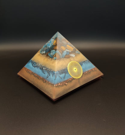 8-seitige Pyramide mit Apatit und Tigerauge