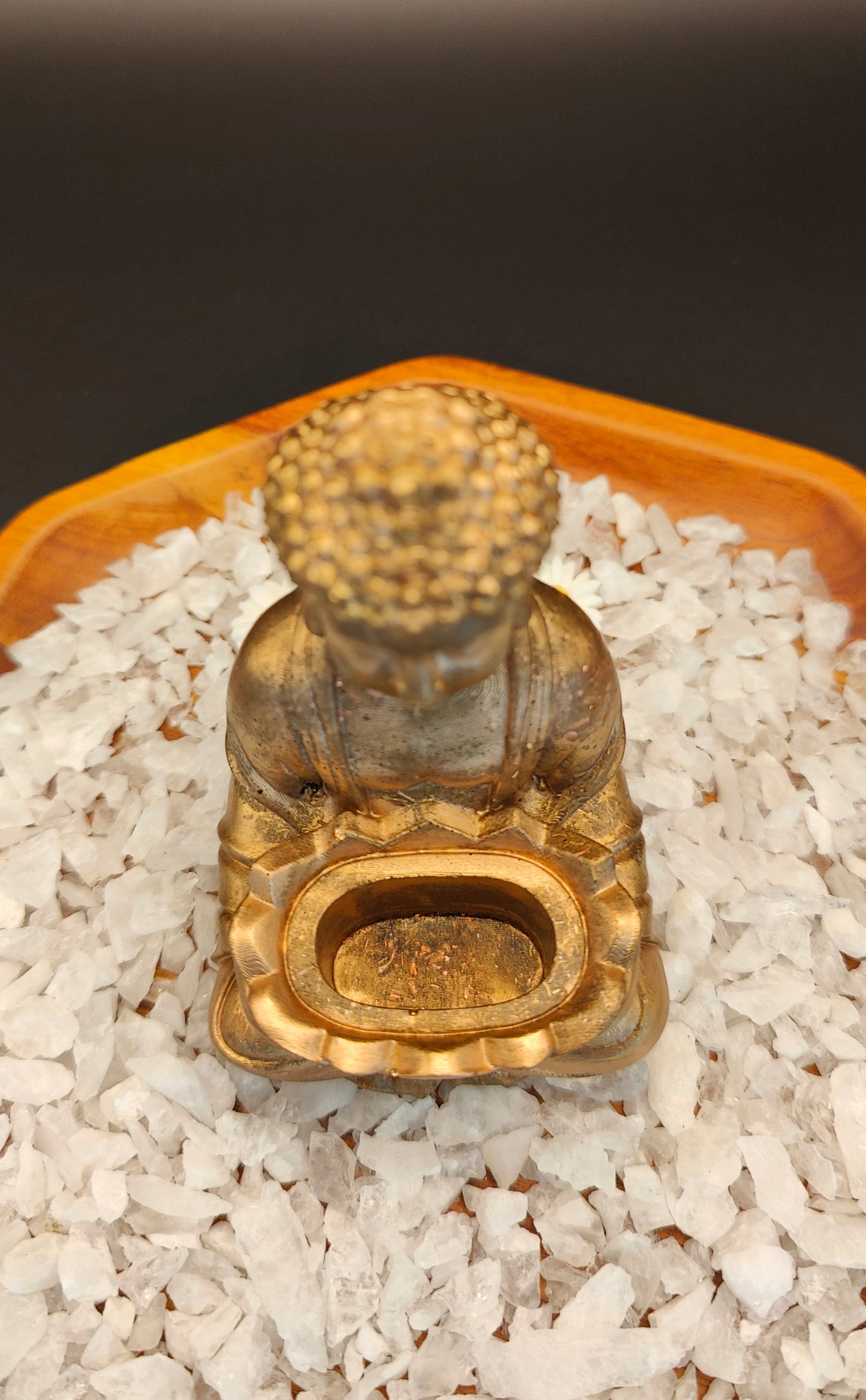 antikgoldener Buddha mit Gabenschale
