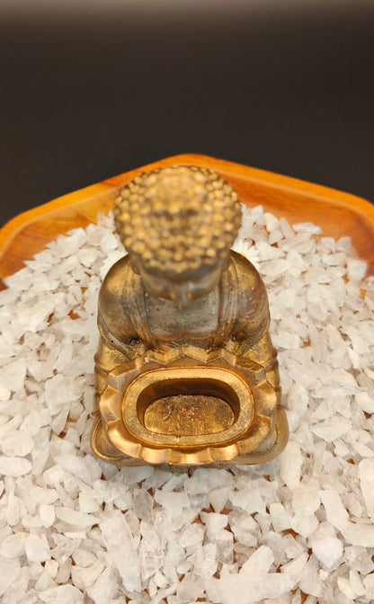 antikgoldener Buddha mit Gabenschale