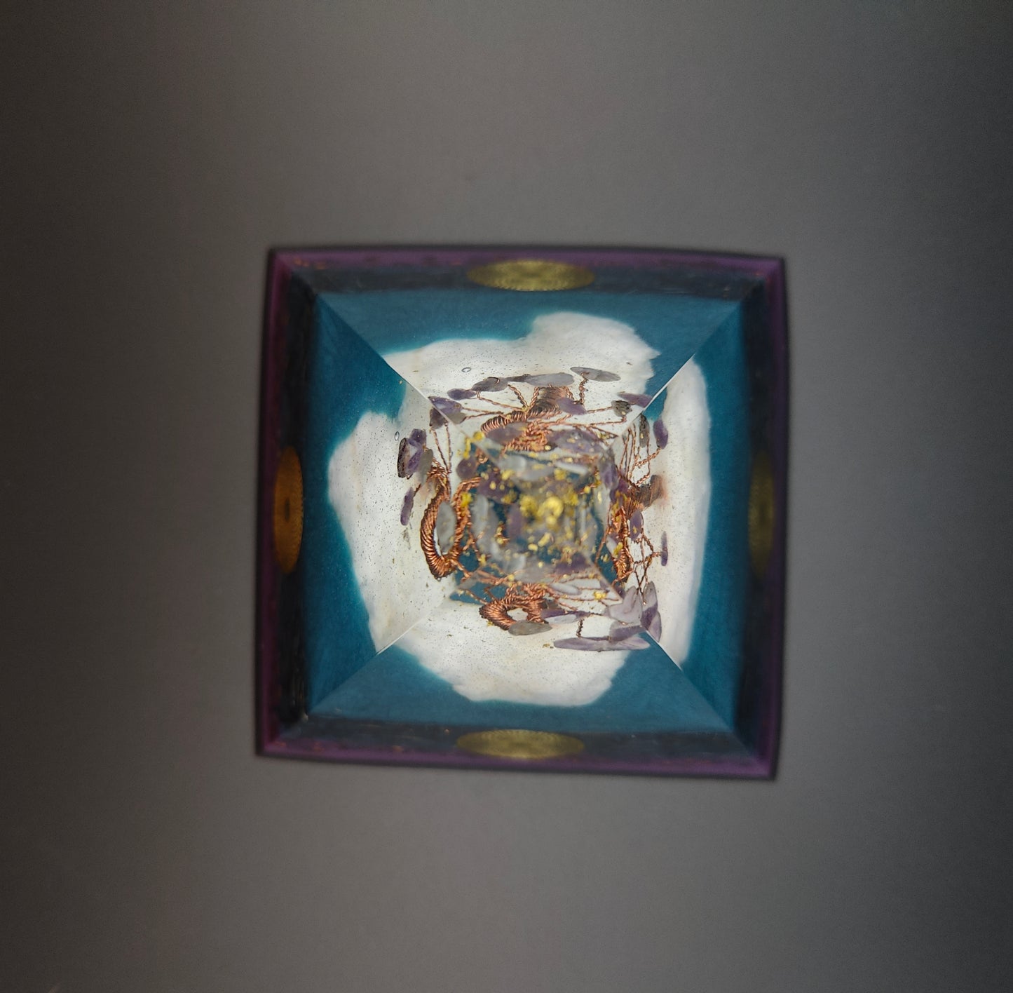 Pyramide mit Amethyst-Bäumchen