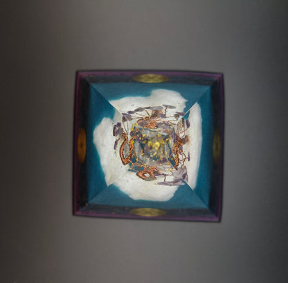 Pyramide mit Amethyst-Bäumchen