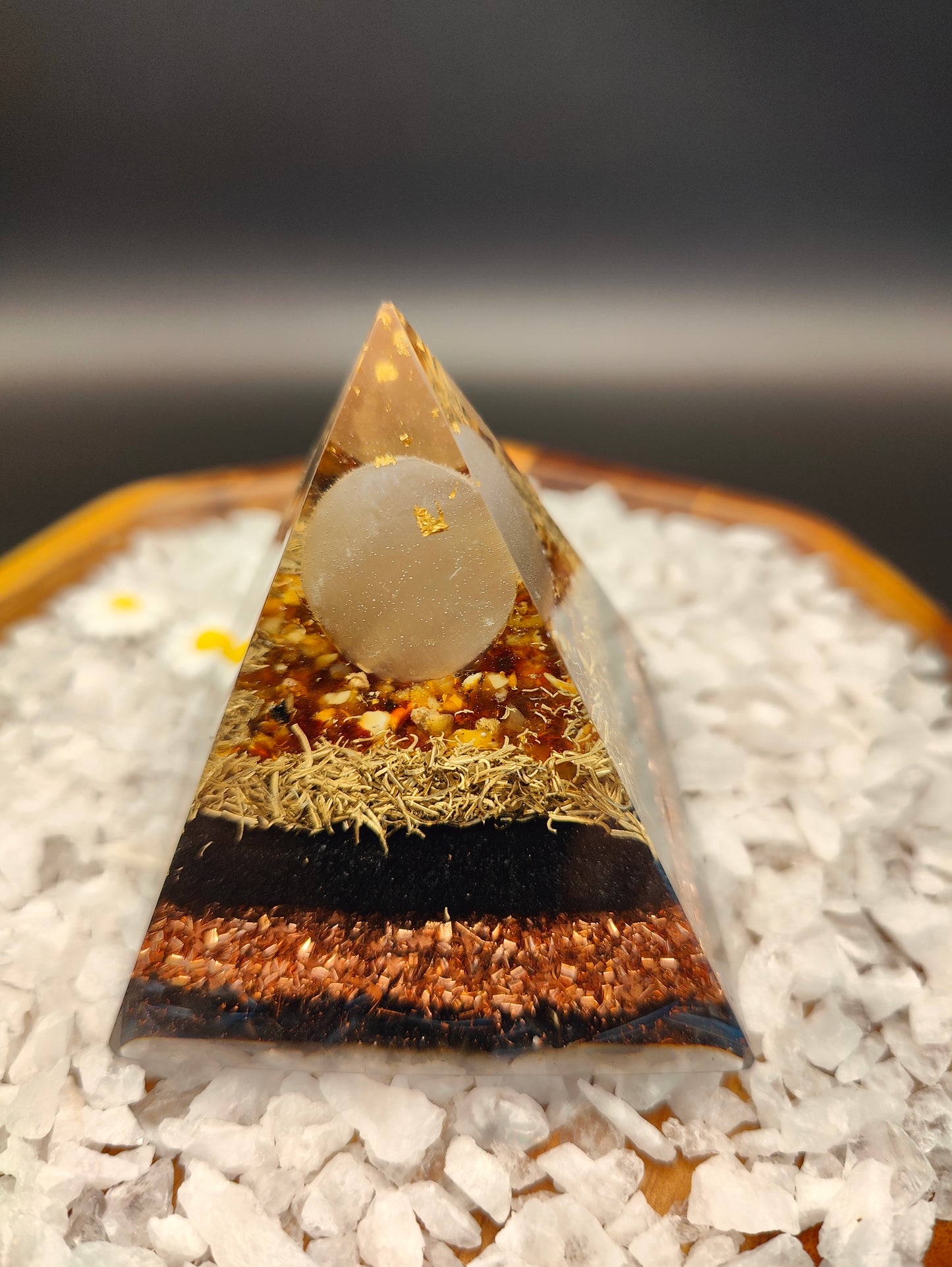 Mini-Pyramide mit Selenit-Kugel