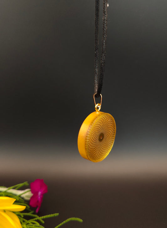 Orgon-Amulett in Gold mit einem goldenem Torus