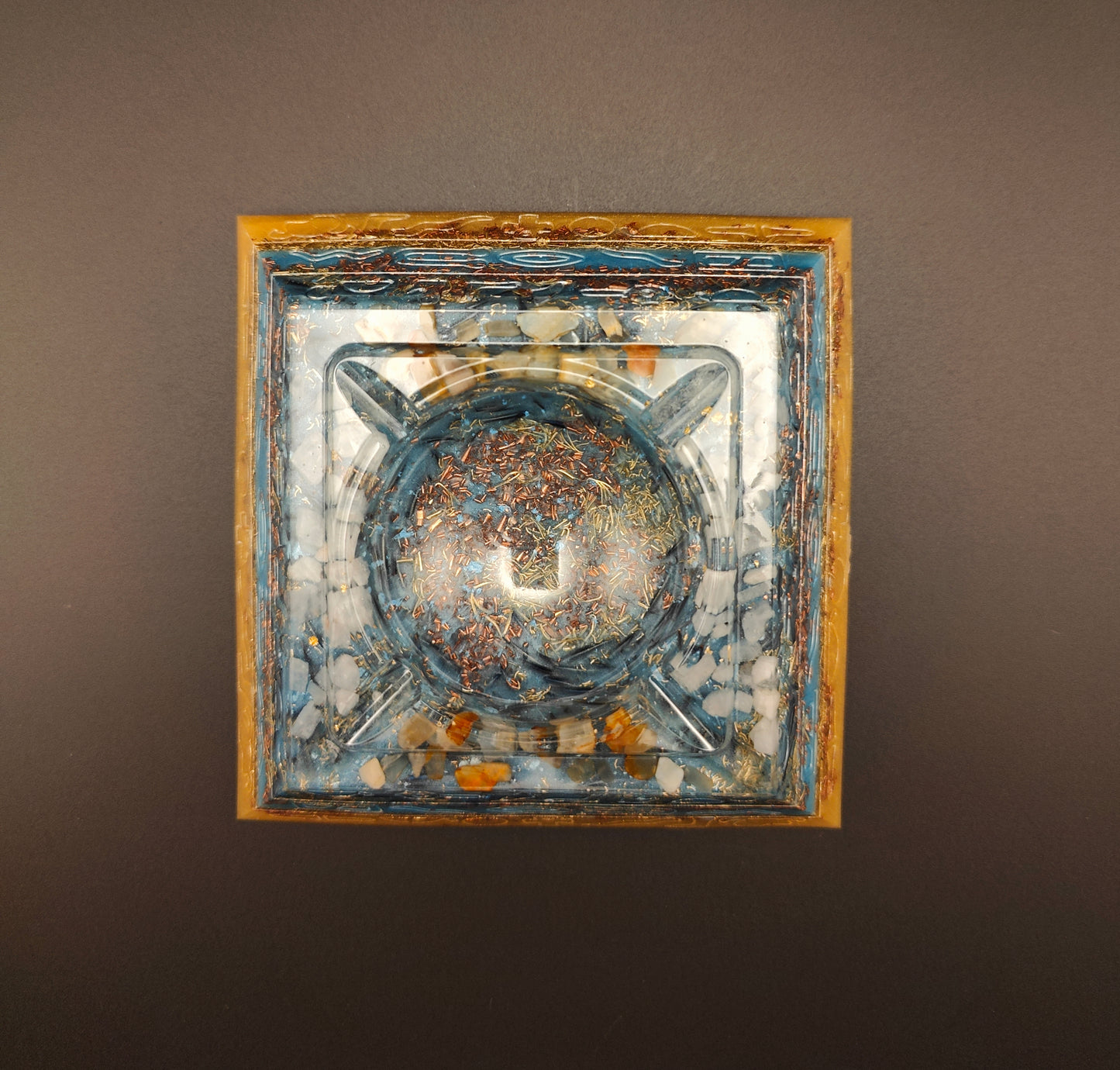 Halb-Pyramide mit Deckel "Klärung & Ausgleich"