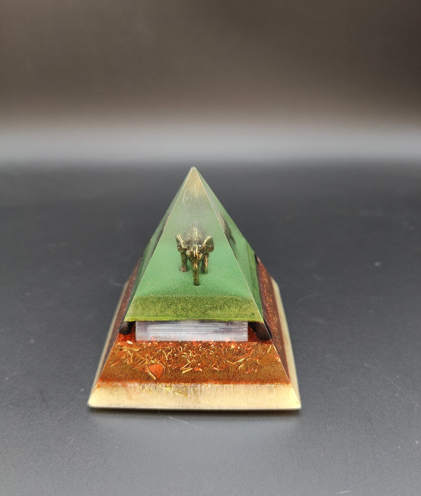 Mini-Pyramide mit Krafttier Elefant
