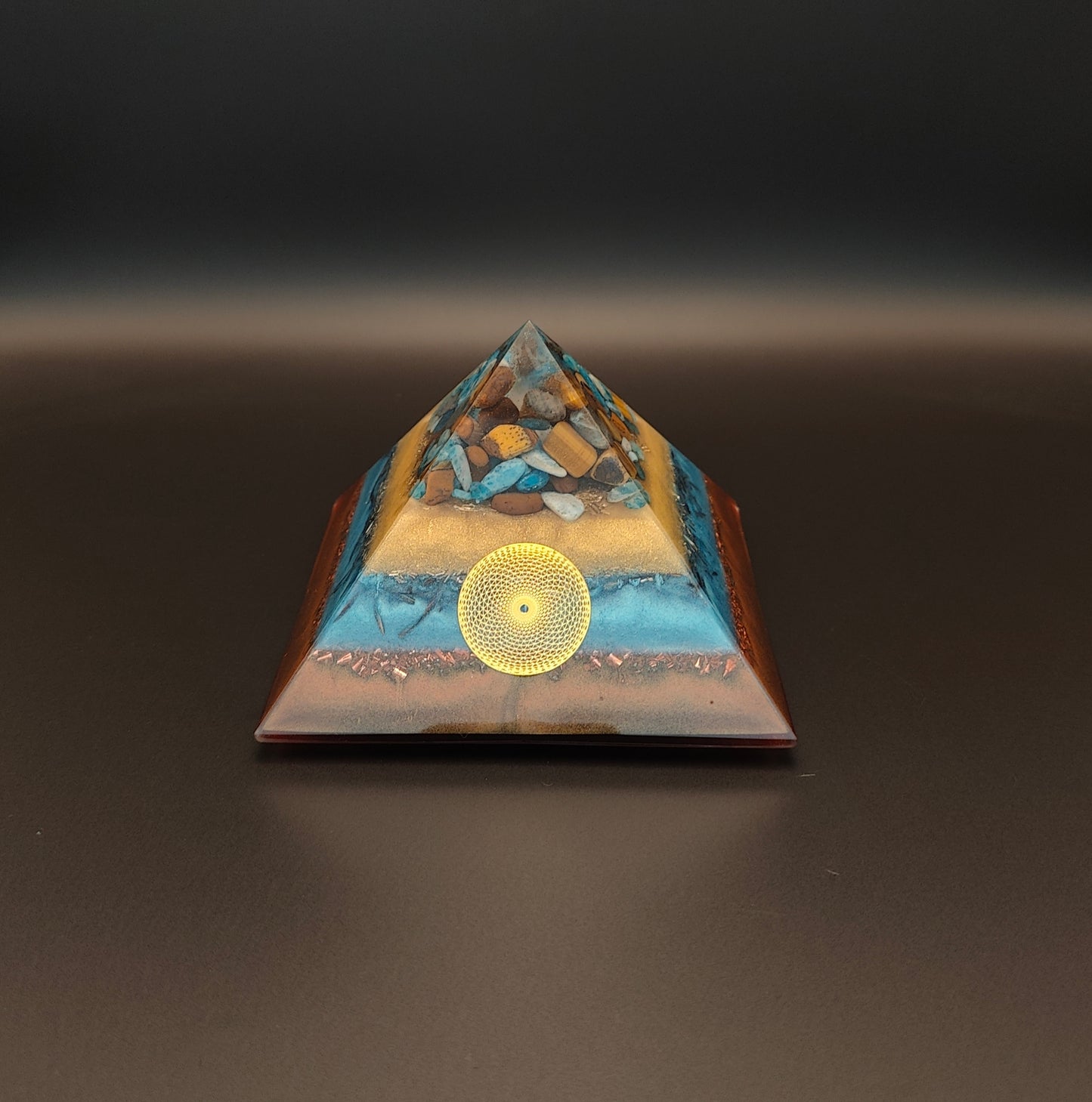 8-seitige Pyramide mit Apatit und Tigerauge
