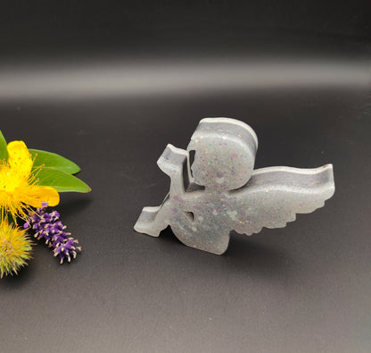 Sitzender Engel im silbernen Glitzer-Gewand