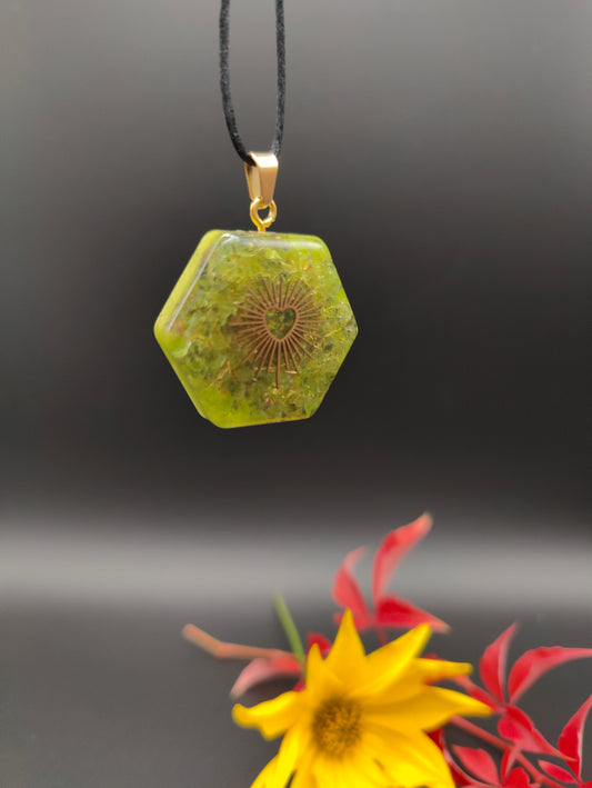 6-eckiges Orgon-Amulett mit Peridot