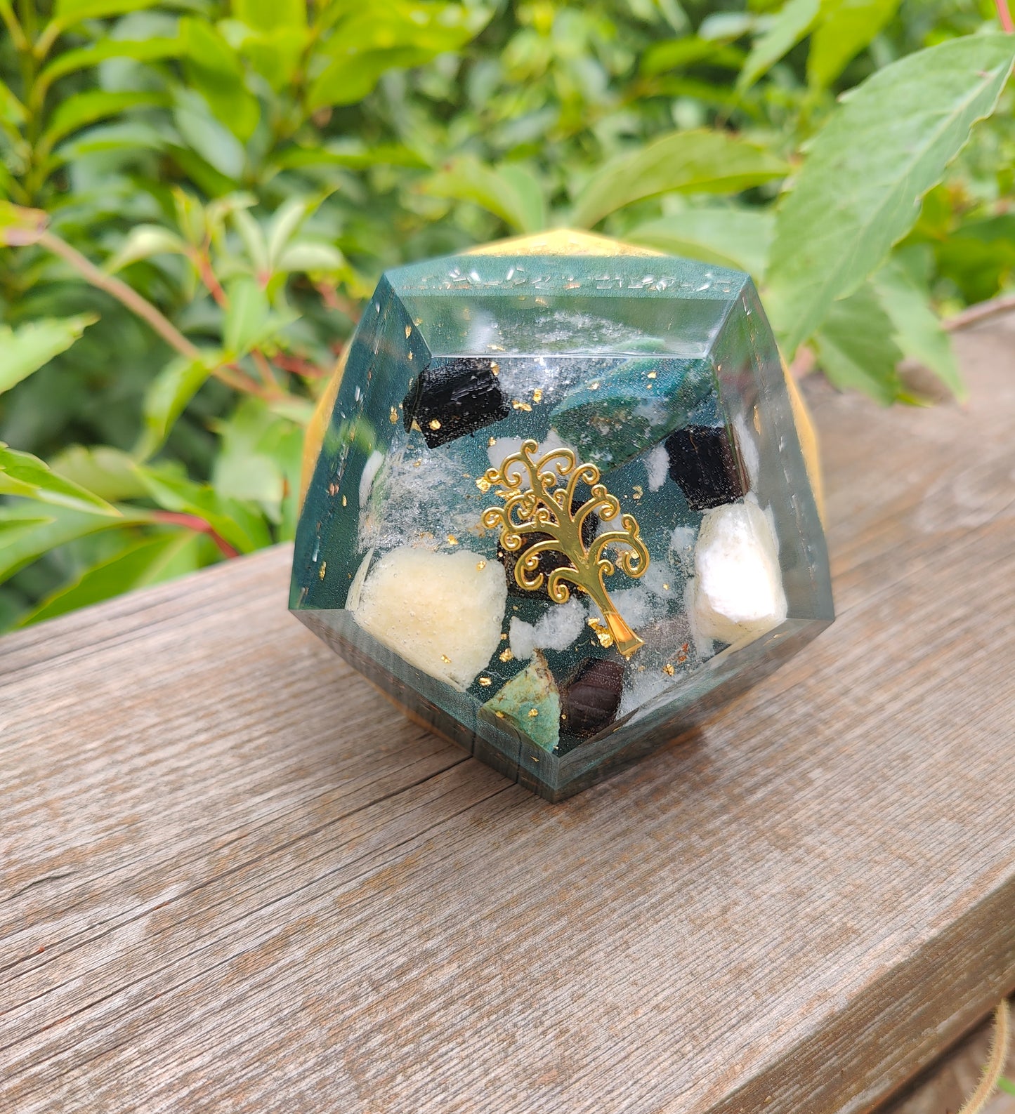 Dodekader in Dunkelgrün und Gold