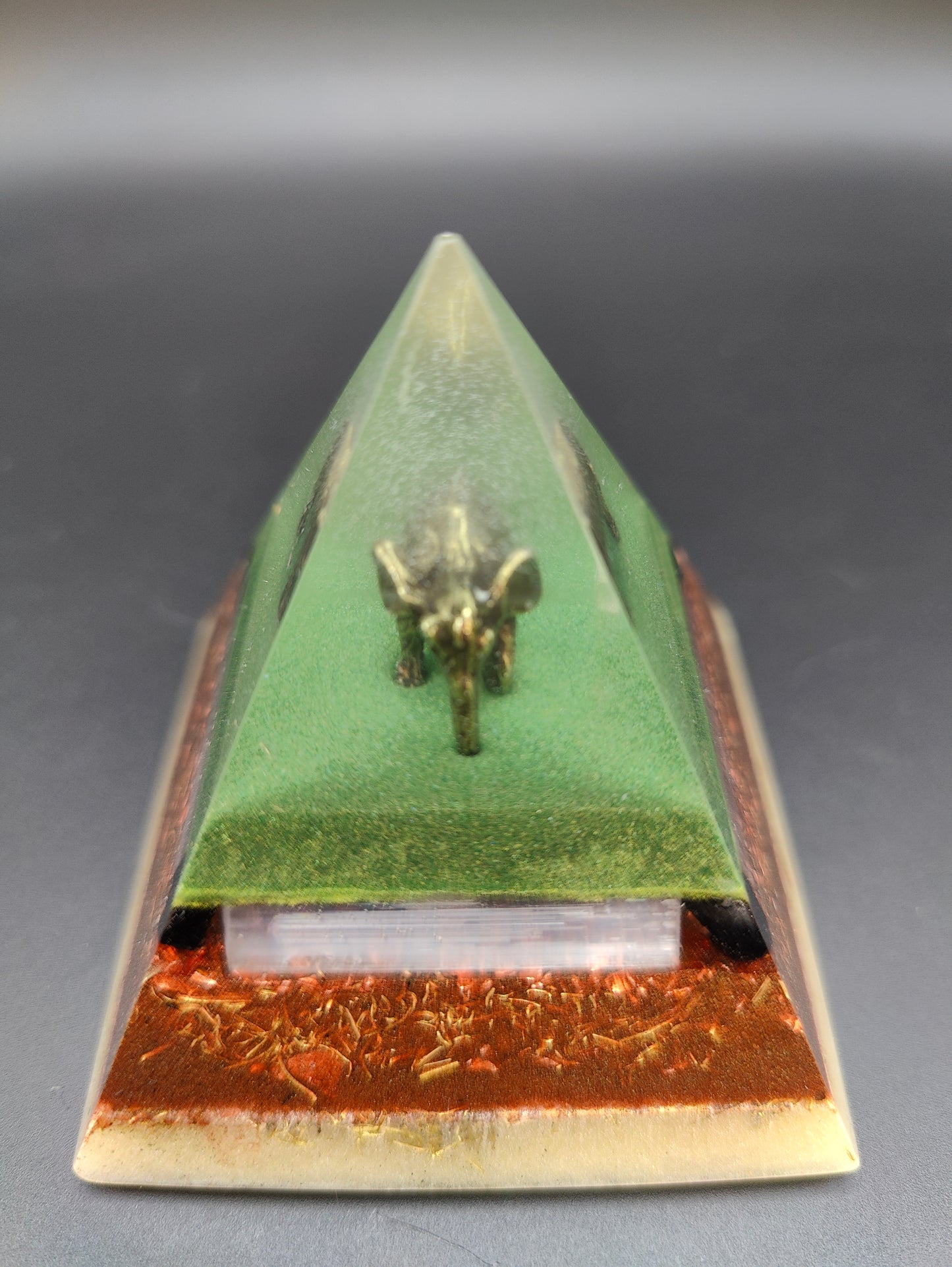 Mini-Pyramide mit Krafttier Elefant