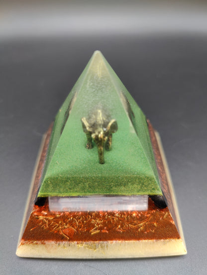 Mini-Pyramide mit Krafttier Elefant