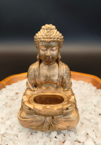 antikgoldener Buddha mit Gabenschale