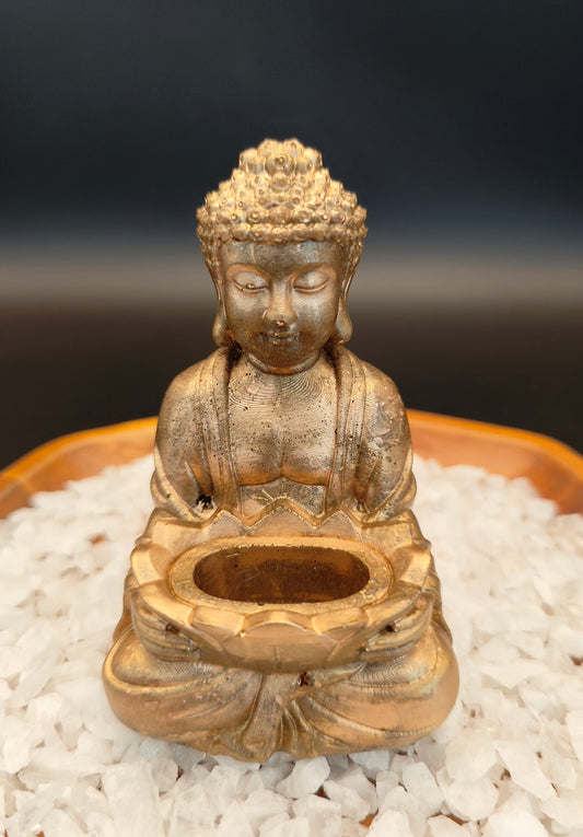 antikgoldener Buddha mit Gabenschale