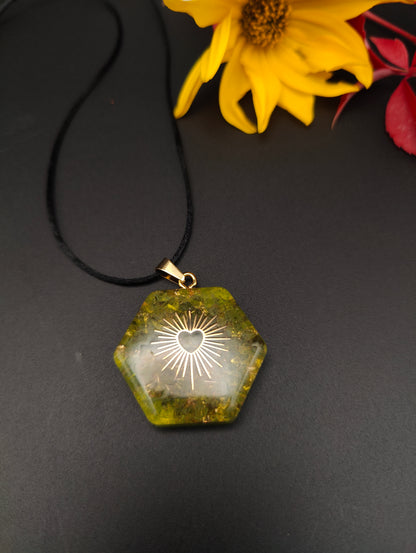 6-eckiges Orgon-Amulett mit Peridot