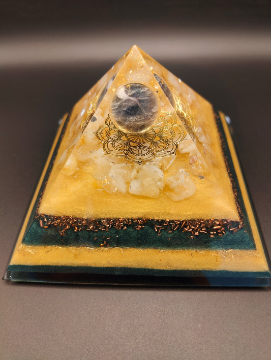 Pyramide ganz in Grün und Gold