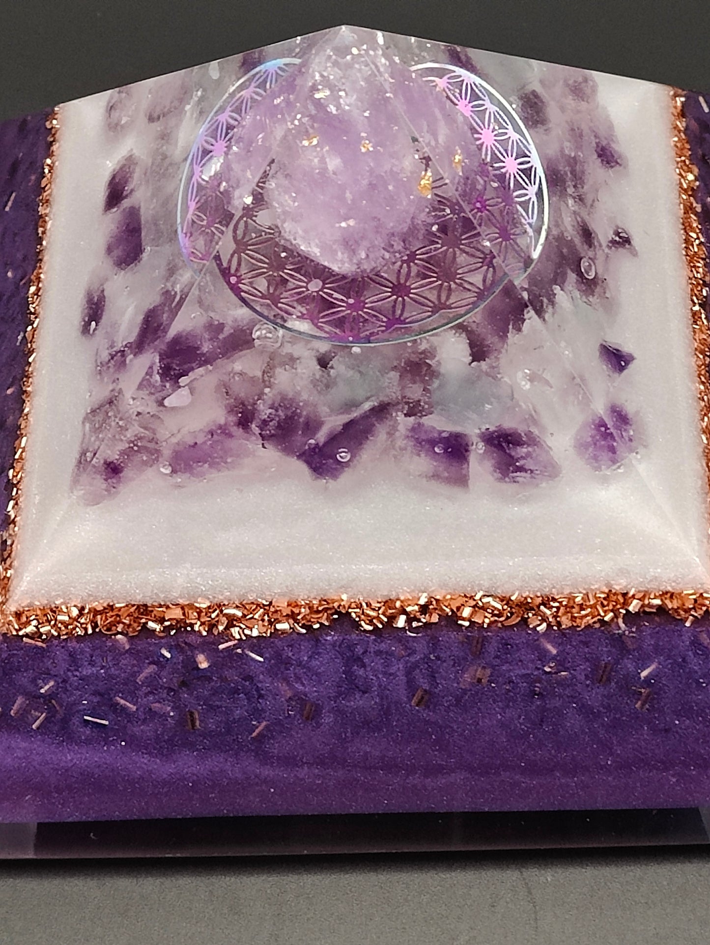 Pyramide mit viel Amethyst und Schimmer
