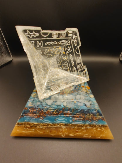 Halb-Pyramide mit Deckel "Klärung & Ausgleich"