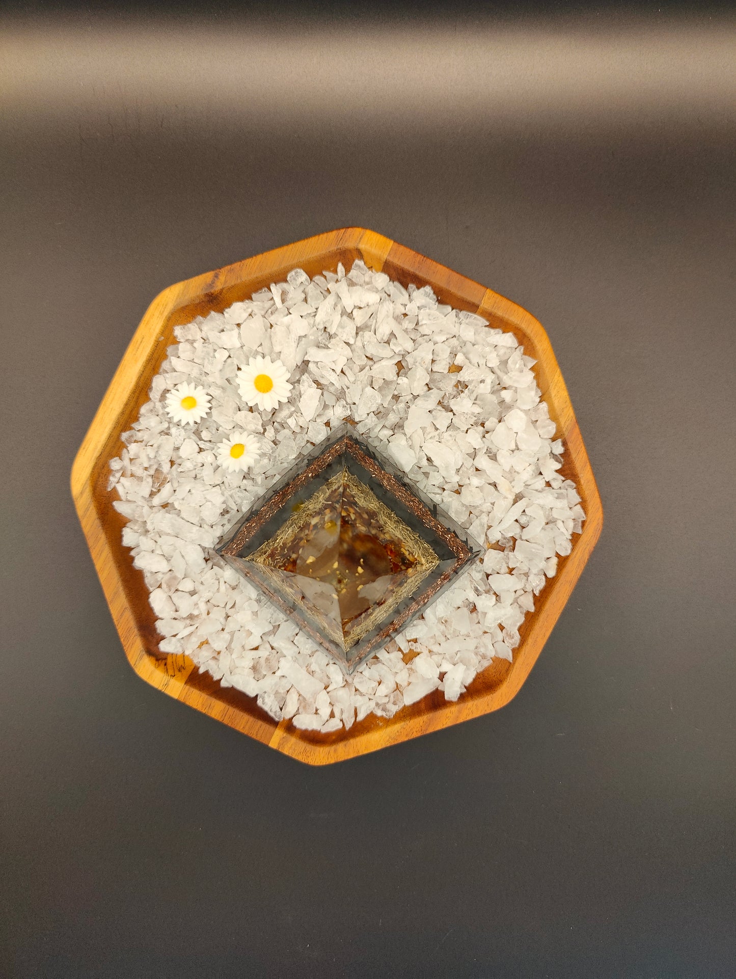 Mini-Pyramide mit Selenit-Kugel