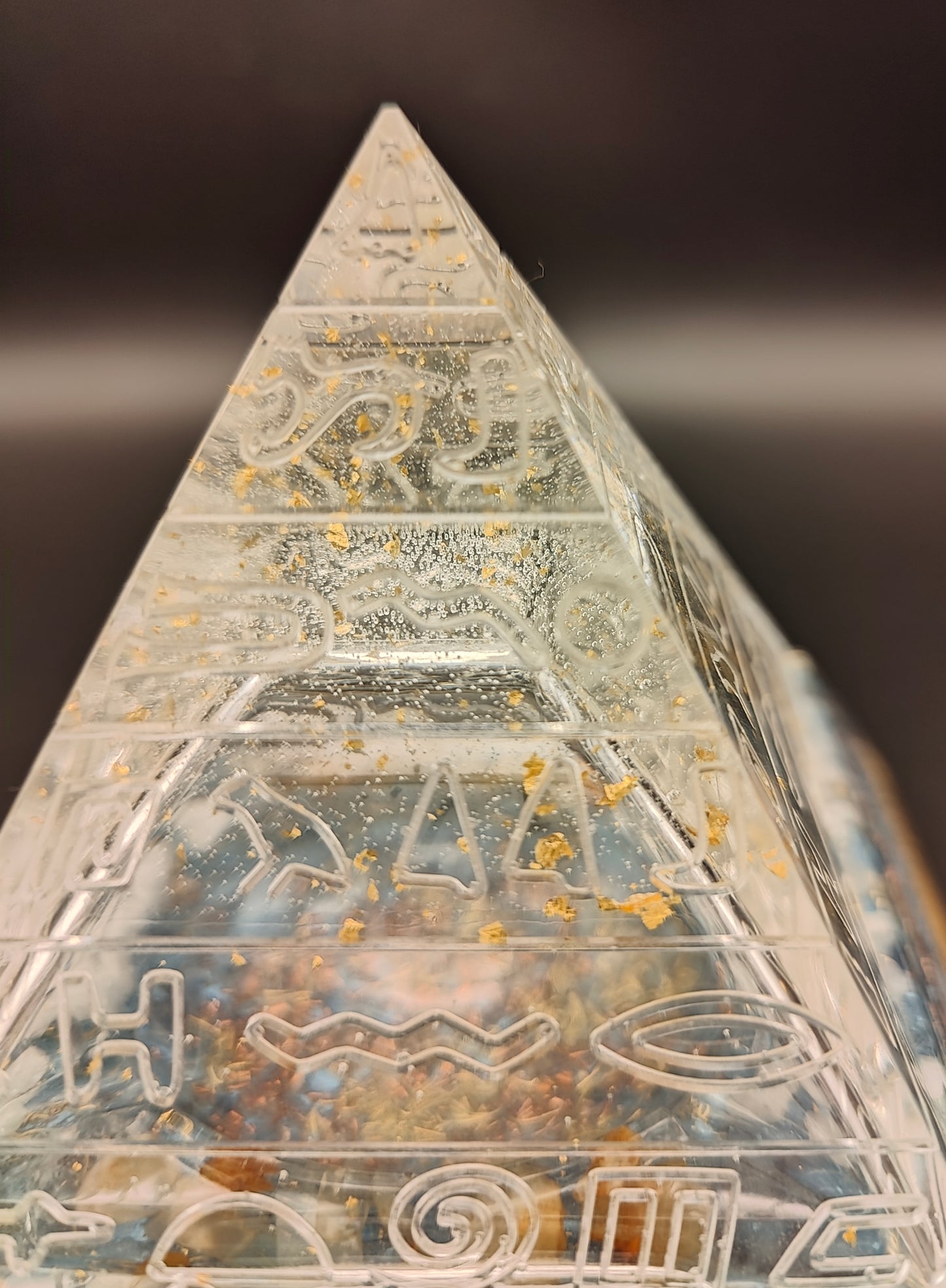 Halb-Pyramide mit Deckel "Klärung & Ausgleich"