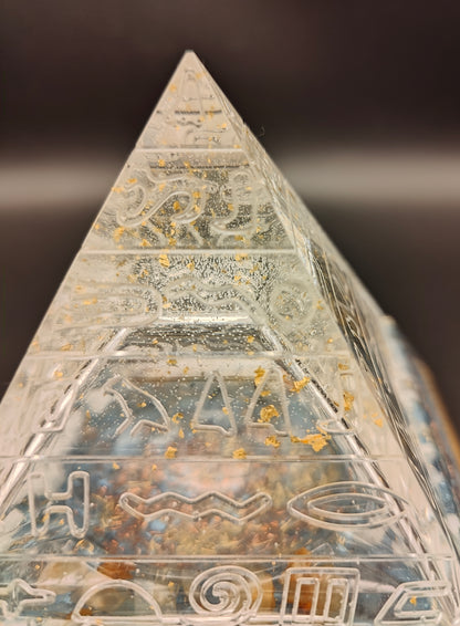 Halb-Pyramide mit Deckel "Klärung & Ausgleich"