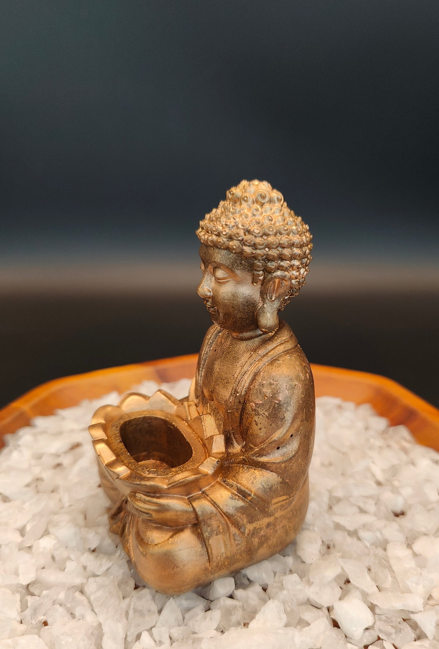 antikgoldener Buddha mit Gabenschale