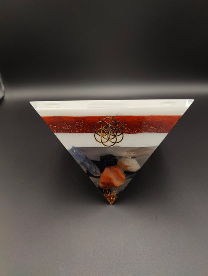 Pyramide in edlem weiß/rostrot