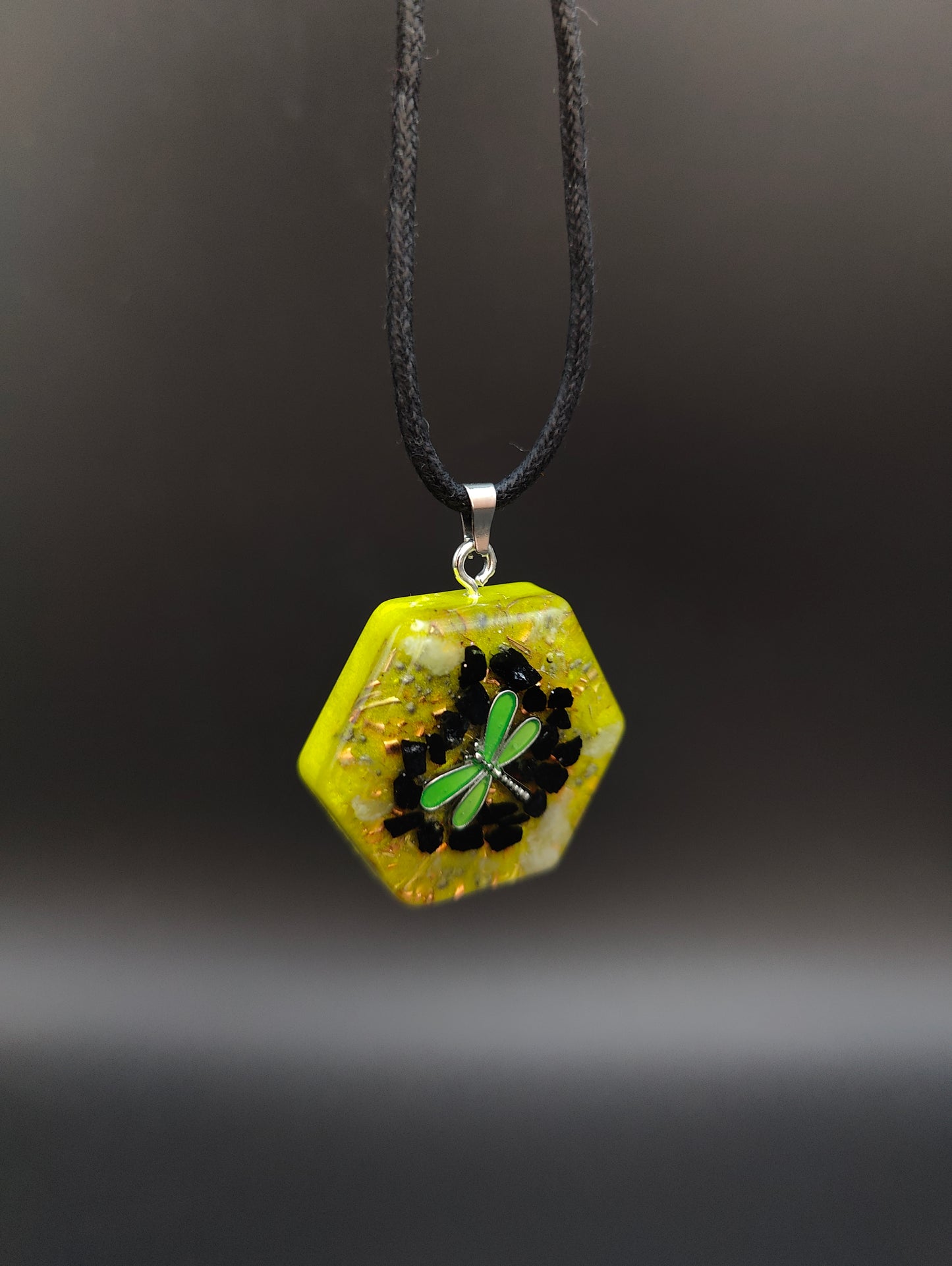 6-eckiges Orgon-Amulett mit schwarzem Turmalin