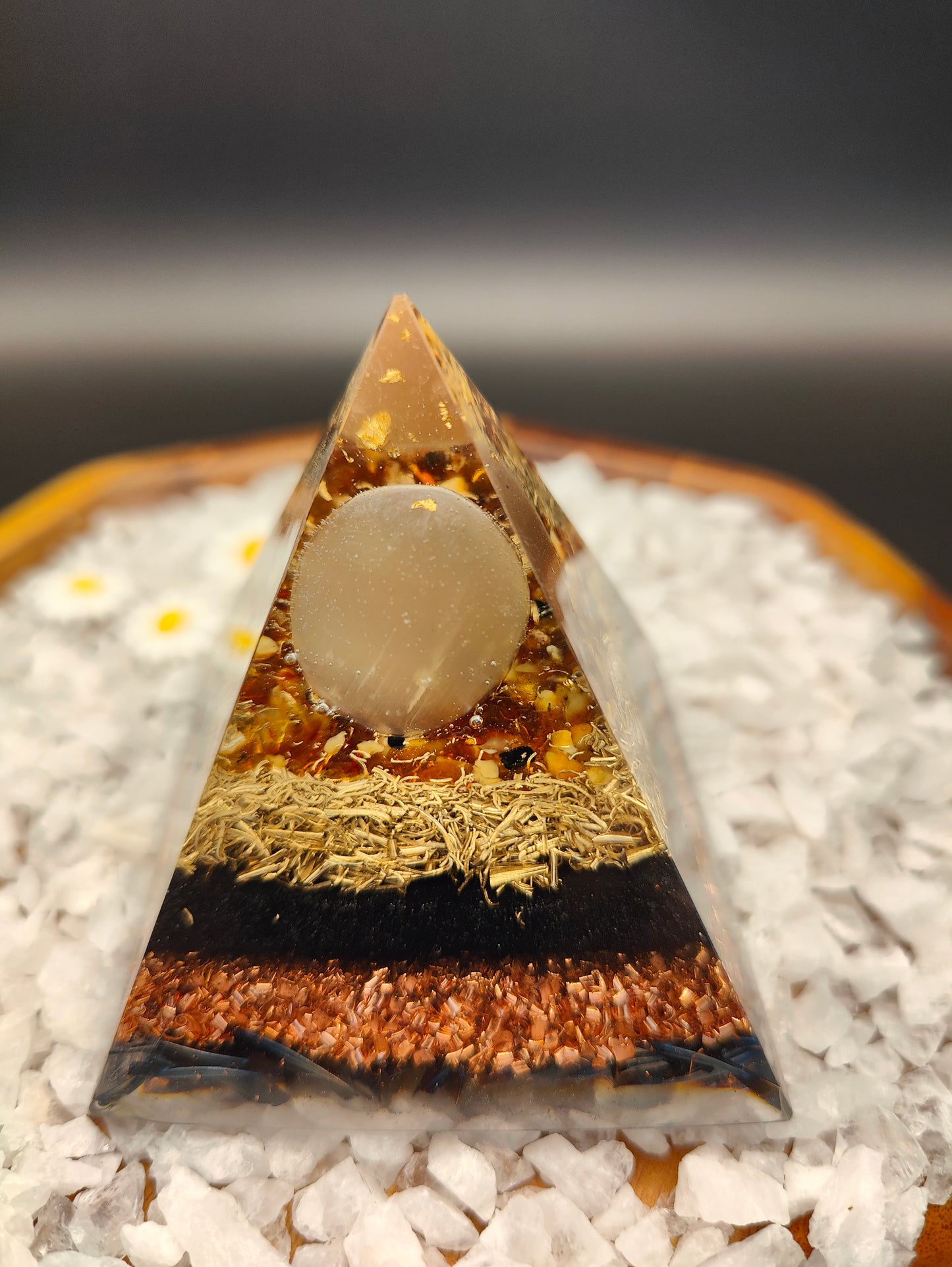 Mini-Pyramide mit Selenit-Kugel