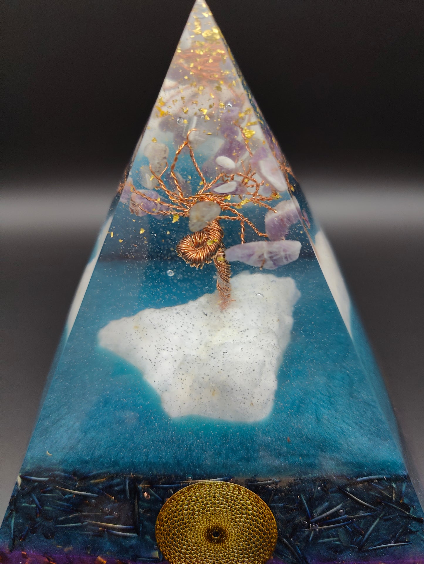 Pyramide mit Amethyst-Bäumchen