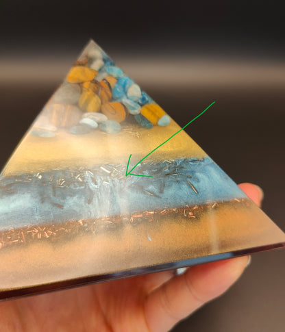 8-seitige Pyramide mit Apatit und Tigerauge