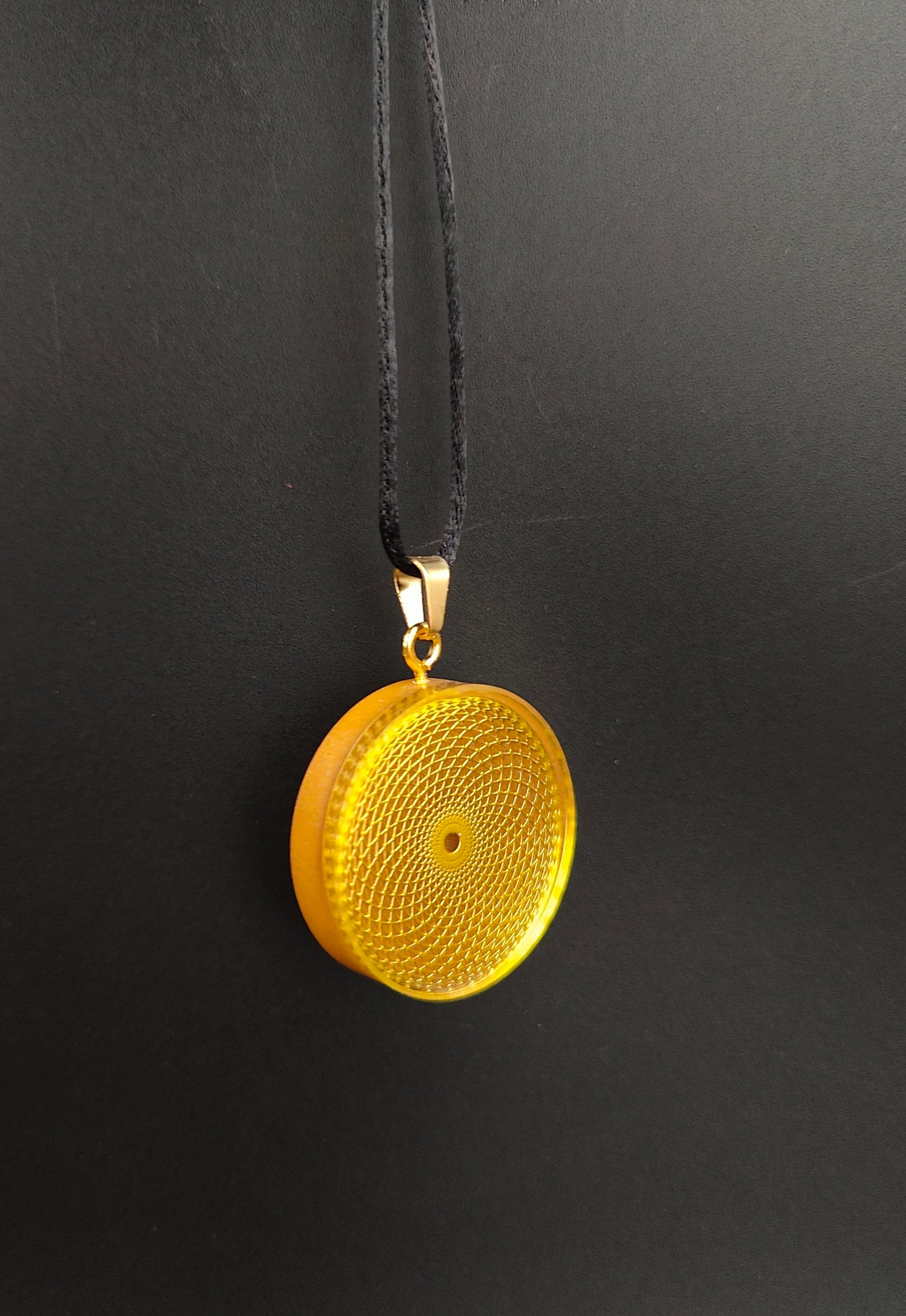 Orgon-Amulett in Gold mit einem goldenem Torus