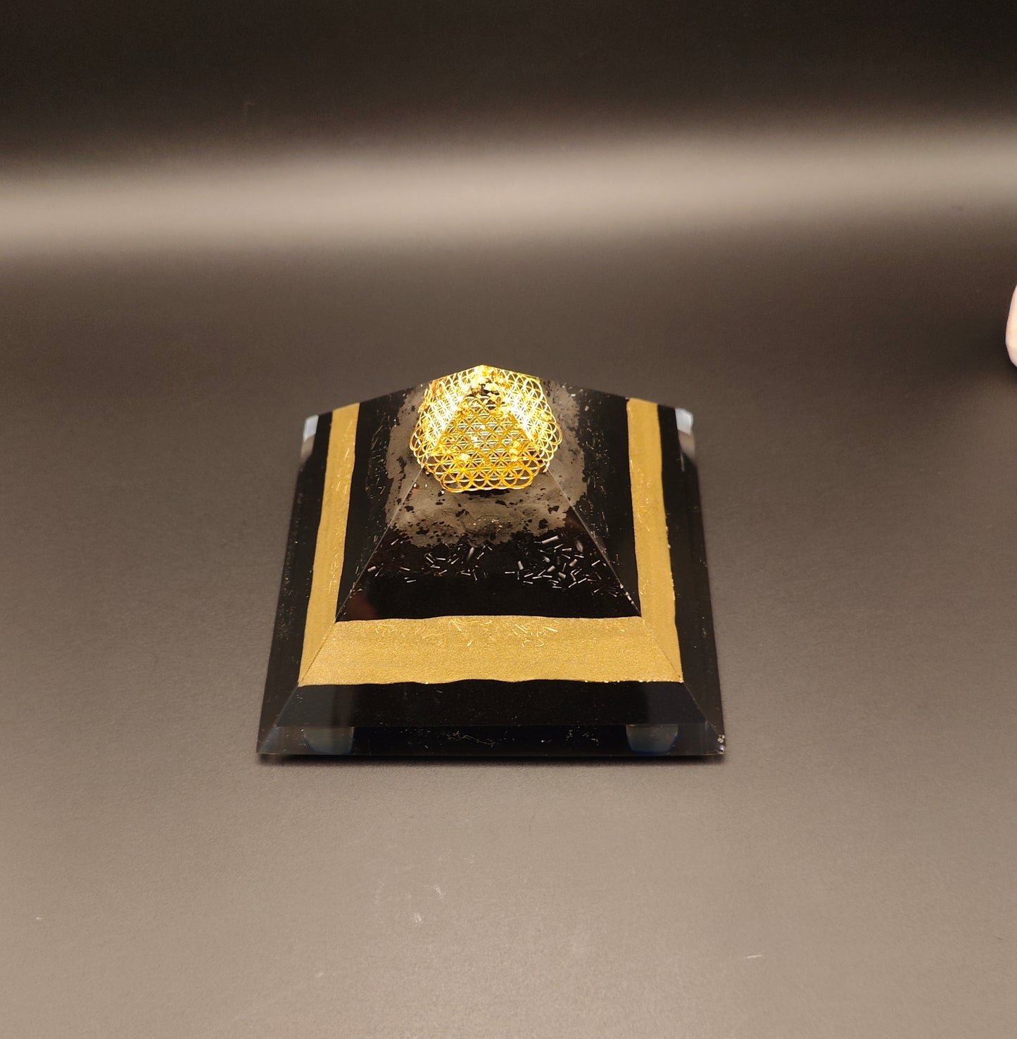 Pyramide "Starke Erdung & Schutz"
