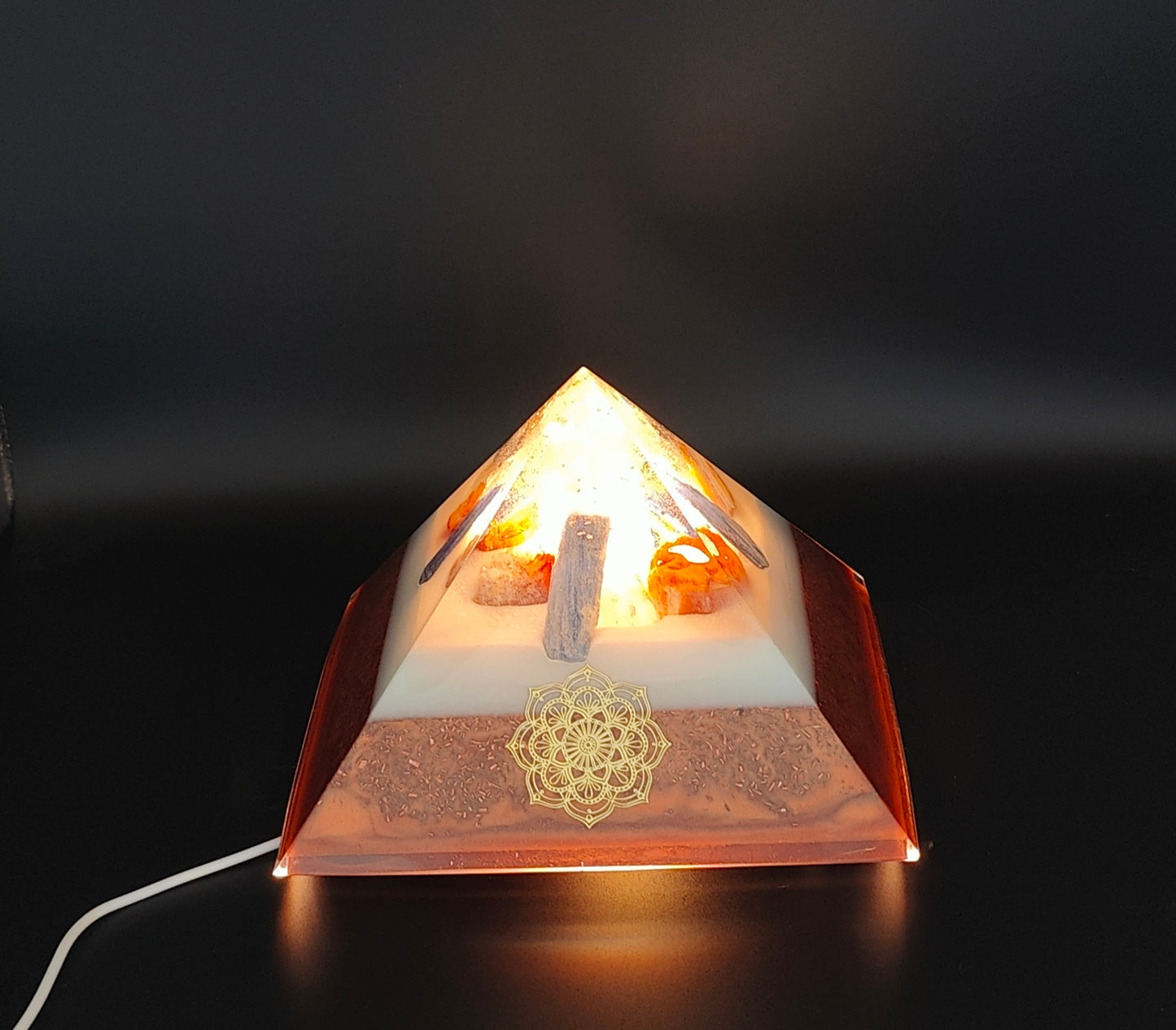 Beleuchtete Pyramide "Licht & Balance"