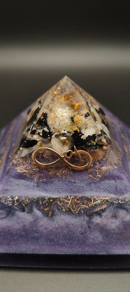 Pyramide "Lichtkraft & Schutzenergie"