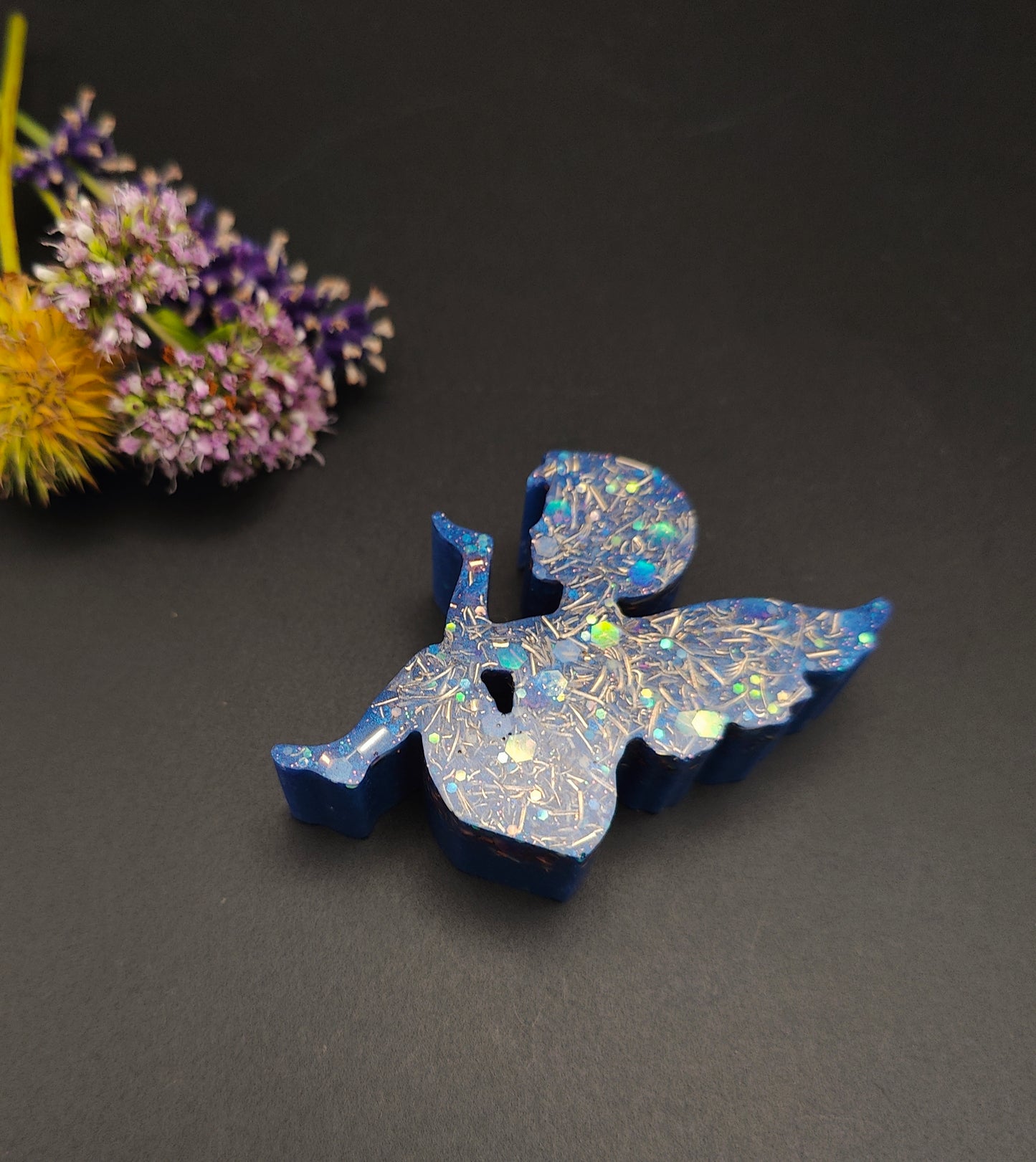 Sitzender Engel im blauen Glitzer-Gewand