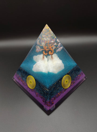 Pyramide mit Amethyst-Bäumchen
