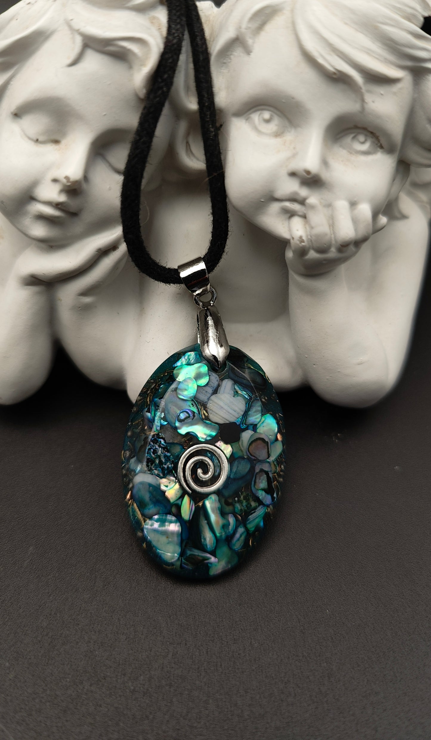 Ovales Orgon-Amulett mit Abalone-Muschel