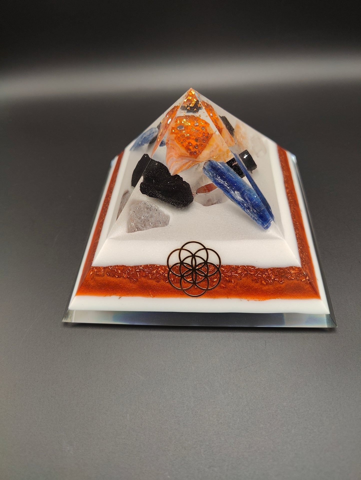 Pyramide in edlem weiß/rostrot