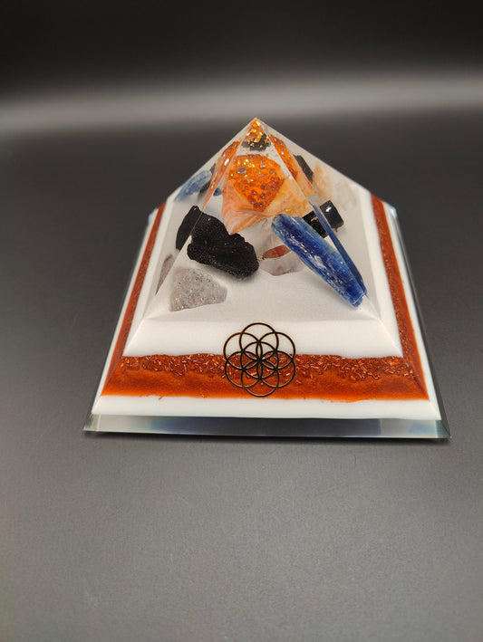 Pyramide in edlem weiß/rostrot