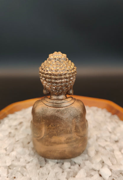 antikgoldener Buddha mit Gabenschale