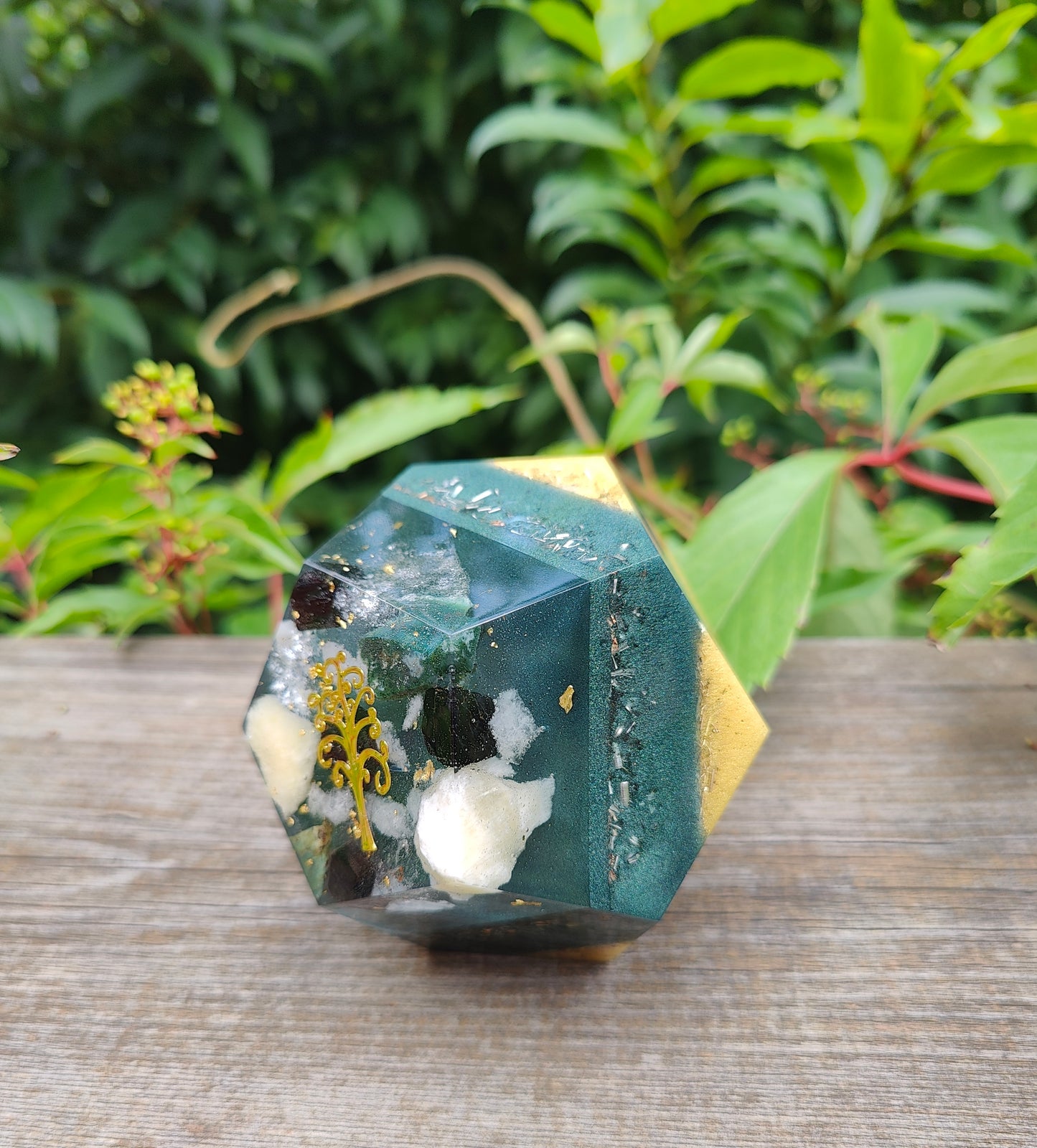 Dodekader in Dunkelgrün und Gold