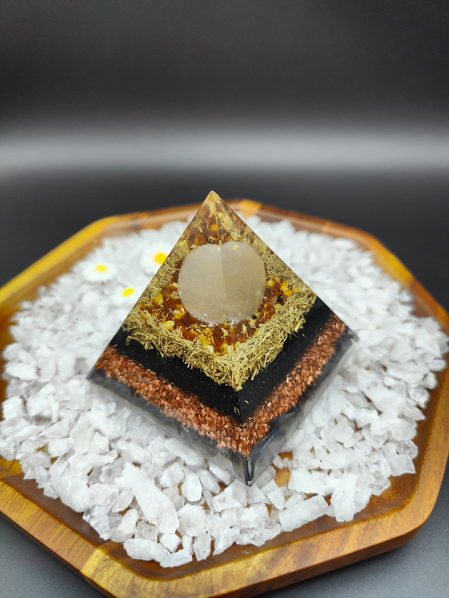 Mini-Pyramide mit Selenit-Kugel