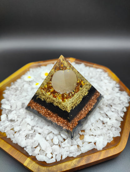 Mini-Pyramide mit Selenit-Kugel